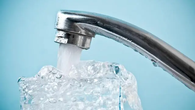 In una foto d'archivio un bicchere riempito d'acqua di rubinetto, 7 agosto 2021. L'acqua in bottiglia consuma risorse naturali 3500 volte di più rispetto a quella del rubinetto. Lo sostiene una ricerca condotta dal'Istituto di Barcellona per la Salute globale (ISGlobal). ANSANIC BOTHMA
