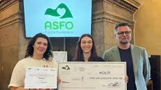 La premiazione della studentessa del Golgi vincitrice del concorso con il suo logo - © www.giornaledibrescia.it