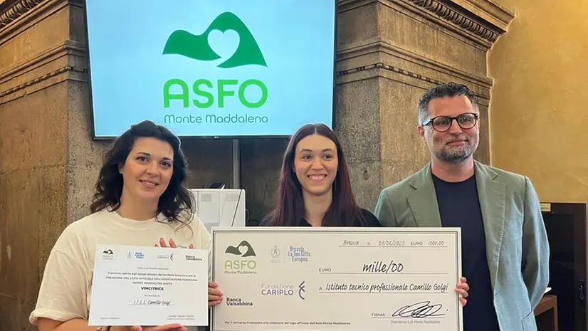 La premiazione della studentessa del Golgi vincitrice del concorso con il suo logo - © www.giornaledibrescia.it