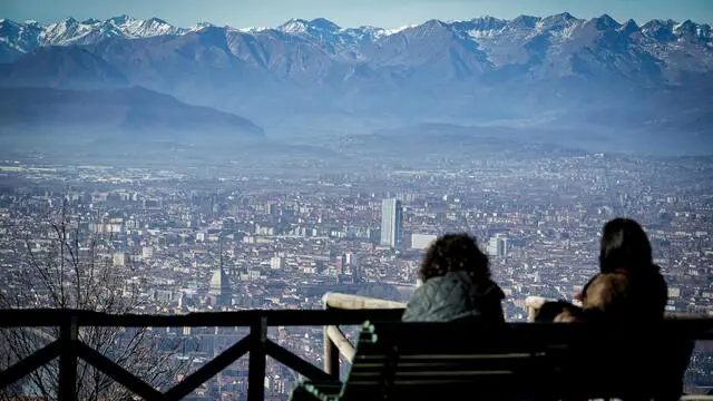 Una veduta della città di Torino vista dall'alto della Basilica di Superga. Torino 05 febbraio 2024 ANSA/TINO ROMANO