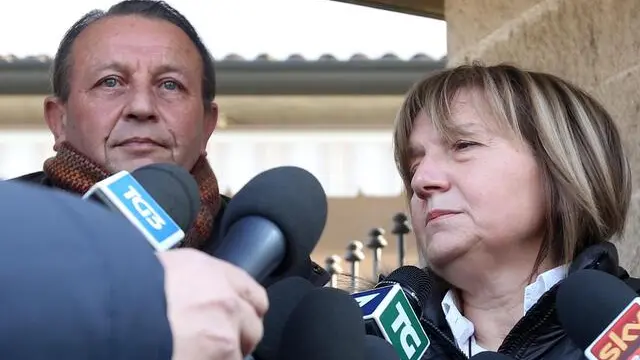 Giuseppe e Rita Poggi, genitori di Chiara, commentano con la stampa, all'esterno della loro villetta di Garlasco (Pavia), la sentenza della Cassazione che ha confermato la condanna a 16 anni per Alberto Stasi, 12 dicembre 2015. ANSA / MATTEO BAZZI