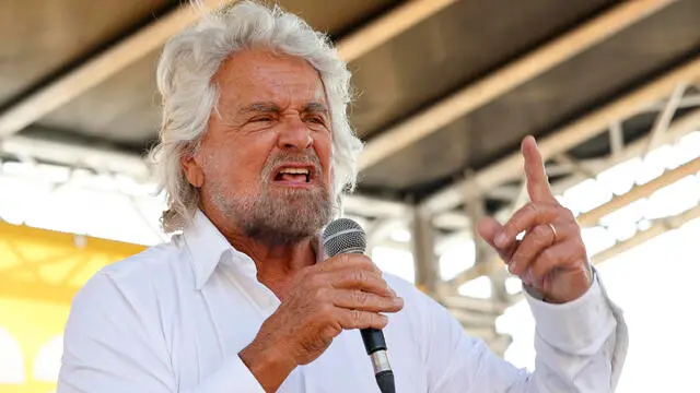 Beppe Grillo durante la manifestazione organizzata dal Movimento 5 Stelle contro il lavoro precario Basta Vite Precarie, Roma 17 giugno 2023. ANSA/FABIO FRUSTACI
