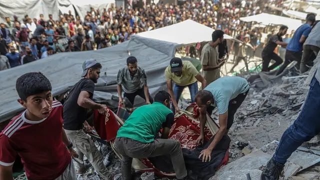epa12152606 Internally displaced Palestinians recover a body from the rubble of a destroyed building following an Israeli airstrike in the Al Remal neighborhood in Gaza City, northern Gaza Strip, 03 June 2025. According to the Palestinian Ministry of Health in Gaza, at least seven Palestinians were killed following Israeli airstrikes in Gaza City. More than 54,500 Palestinians have been killed in the Gaza Strip, according to the Palestinian Ministry of Health, since Israel launched a military campaign in the strip in response to a cross-border attack led by the Palestinian militant group Hamas on 07 October 2023, in which about 1,200 Israelis were killed and more than 250 taken hostage. EPA/MOHAMMED SABER