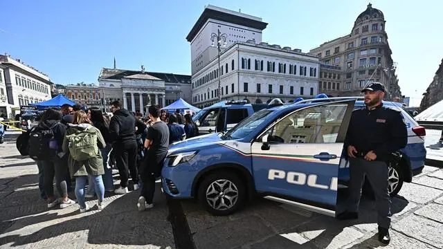 A corollario della cerimonia per il 173' anniversario della fondazione della Polizia di Stato a palazzo Ducale, in piazza De Ferrari sononstati allestiti degli stand divulgativi. Genova, 10 aprile 2025. ANSA/LUCA ZENNARO