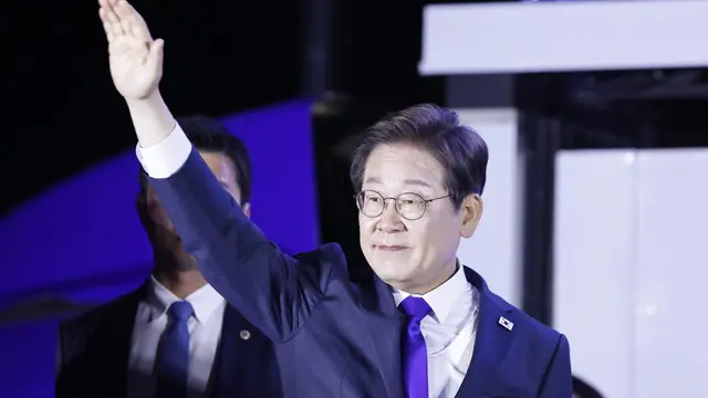epaselect epa12153353 Lee Jae Myung of the Democratic Party celebrates after winning the presidential election at the National Assembly in Seoul, South Korea, 03 June 2025. South Korea’s top broadcasters projected a victory for Lee after more than 60 percent of votes were counted. EPA/JEON HEON-KYUN