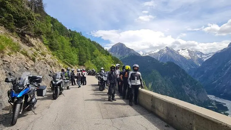 Il gruppo sul percorso prima del furto - © www.giornaledibrescia.it