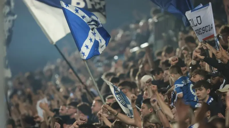 I tifosi sono in attesa di conoscere il futuro del club - Foto New Reporter Comincini © www.giornaledibrescia.it