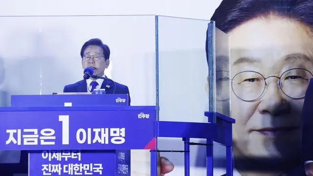 epa12153351 Lee Jae Myung (L) of the Democratic Party speaks after winning the presidential election at the National Assembly in Seoul, South Korea, 04 June 2025. South Korea’s top broadcasters projected a victory for Lee after more than 60 percent of votes were counted. EPA/JEON HEON-KYUN
