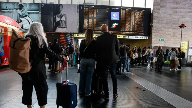 Passeggeri durante lo sciopero dei treni alla stazione ferroviaria di Termini, Roma, 23 maggio 2025. ANSA/ANGELO CARCONI