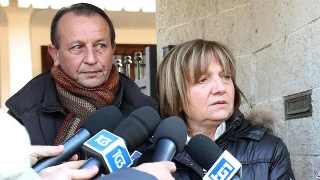 Giuseppe e Rita Poggi, genitori di Chiara, commentano con la stampa, all'esterno della loro villetta di Garlasco (Pavia), la sentenza della Cassazione che ha confermato la condanna a 16 anni per Alberto Stasi, 12 dicembre 2015. ANSA / MATTEO BAZZI