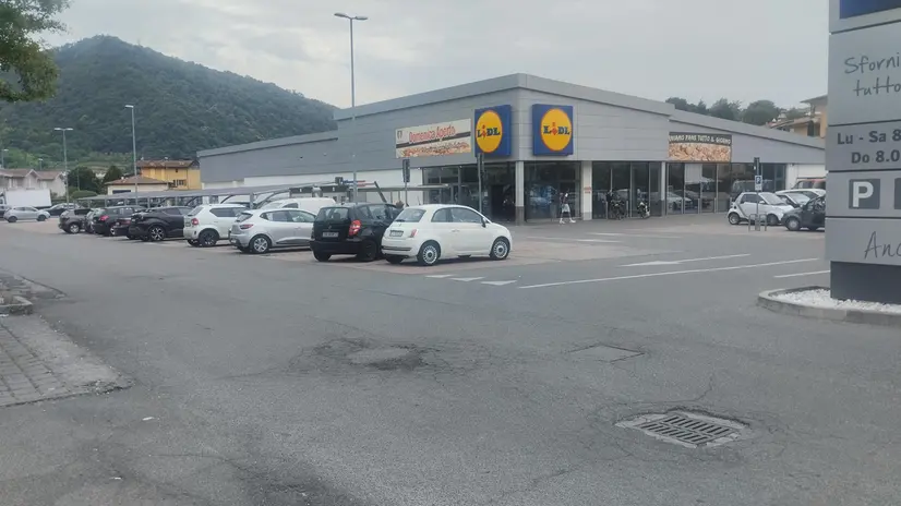 Uno dei parcheggi venduti dal Comune di Paratico - © www.giornaledibrescia.it