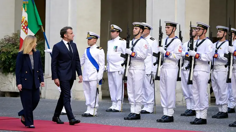 Emmanuel Macron e Giorgia Meloni a Palazzo Chigi - Foto Ansa © www.giornaledibrescia.it