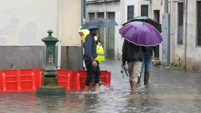 Via Vittorini nel quartiere Ponte Lambro allagata e interdetta alla circolazione, Milano, 22 maggio 2025. La Protezione civile del Comune di Milano ha comunicato che il livello del Seveso e del Lambro - i due fiumi a rischio esondazione in città in caso di forti piogge - ha raggiunto stamani la soglia di attenzione. Sulla metropoli da ieri proseguono le precipitazioni. Tra i consigli contenuti nell'allerta maltempo diffusa oggi ci sono di evitare i locali posti sotto il livello strada, di limitare gli spostamenti esterni e di stare lontano dagli argini dei due corsi d'acqua ANSA/ANDREA CANALI