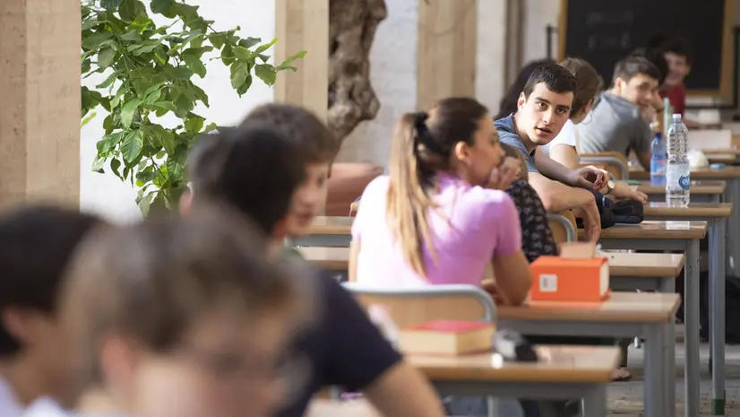 Alcuni studenti che svolgono una delle prove della maturità