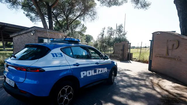 La polizia al Centro Sportivo alla Borghesiana dove sono rimasti intossicato dei bambini facendo il bagno in una piscina, Roma, 3 giugno 2025. ANSA/ANGELO CARCONI