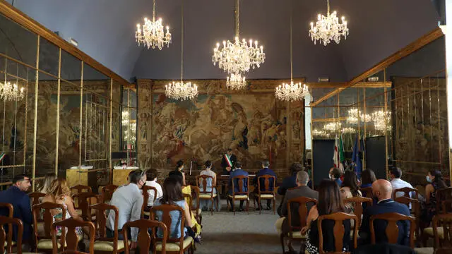 Katerina e Davide neo sposi a palazzo Reale di Milano dove da questa mattina sono ricominciate le celebrazioni nella sala degli Specchi. Milano 18 Settembre 2020. ANSA / MATTEO BAZZI