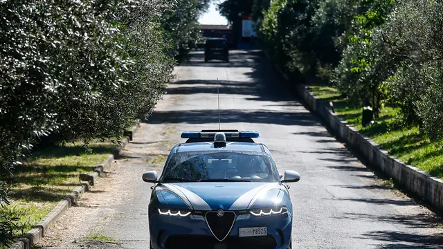 La polizia al Centro Sportivo alla Borghesiana dove sono rimasti intossicato dei bambini facendo il bagno in una piscina, Roma, 3 giugno 2025. ANSA/ANGELO CARCONI