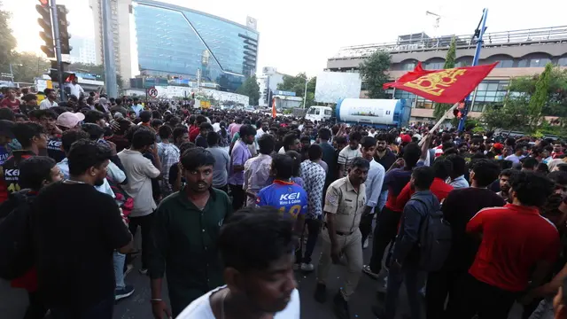 epa12155120 Royal Challengers Bengaluru fans gather near Chinnaswamy Stadium in Bangalore, India, 04 June 2025. According to the police, at least 8 people died and dozens were injured after a stampede incident occurred when Royal Challengers Bengaluru fans broke through gates and barricades during a felicitation event following RCB's Indian Premier League victory. EPA/JAGADEESH NV
