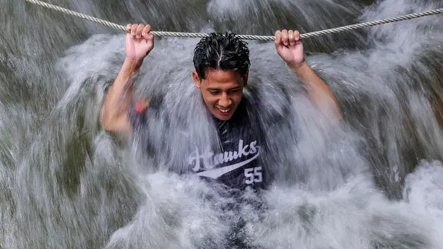 epa12152306 An image made with a slow shutter speed shows a man holding onto a rope amid strong river currents while trying to cool off in Tanjung Malim, state of Perak, Malaysia, 03 June 2025. Earlier in May 2025, Malaysian Meteorological Department director-general Dr. Mohd Hisham Mohd Anip said, 'The Southwest Monsoon is expected to begin on May 10 and continue until September. During the monsoon, lower humidity levels typically lead to reduced rain cloud formation across most areas. As a result, the country will experience reduced rainfall during this period, with more dry days than rainy ones.' EPA/FAZRY ISMAIL