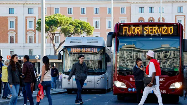 Autobus ATAC nel piazzale della Stazione Termini durante lo sciopero dei trasporti pubblici, Roma 20 settembre 2024. ANSA/FABIO FRUSTACI