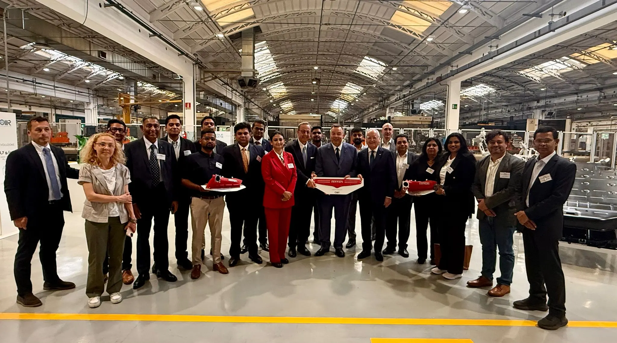 L’ambasciatore italiano in India Antonio Bartoli e il beputato Maurizio Casasco alla Omr Rezzato