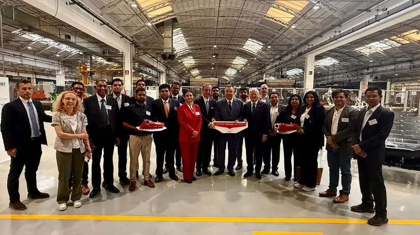 L’ambasciatore italiano in India Antonio Bartoli e il beputato Maurizio Casasco alla Omr Rezzato