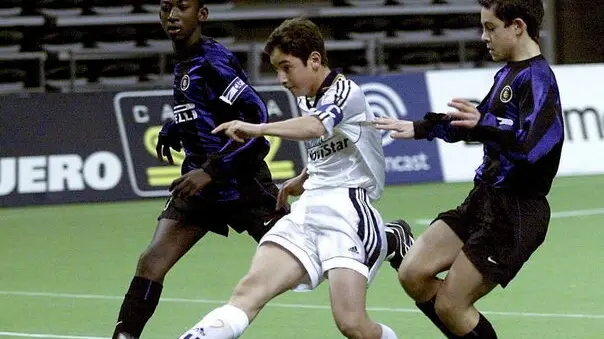B05 - 19991227 - BARCELONA, SPAIN: Esteban Granero Molina (C) of Real Madrid's junior team is challenged by Parmini Davide (R) and Kyeremateng Basty (L) of Inter Milan on Monday 27 December 1999 during their match at the VI International Junior Championship in Barcelona. (ELECTRONIC IMAGE) EPA PHOTO EFE/LLUIS GENE/llg-fob