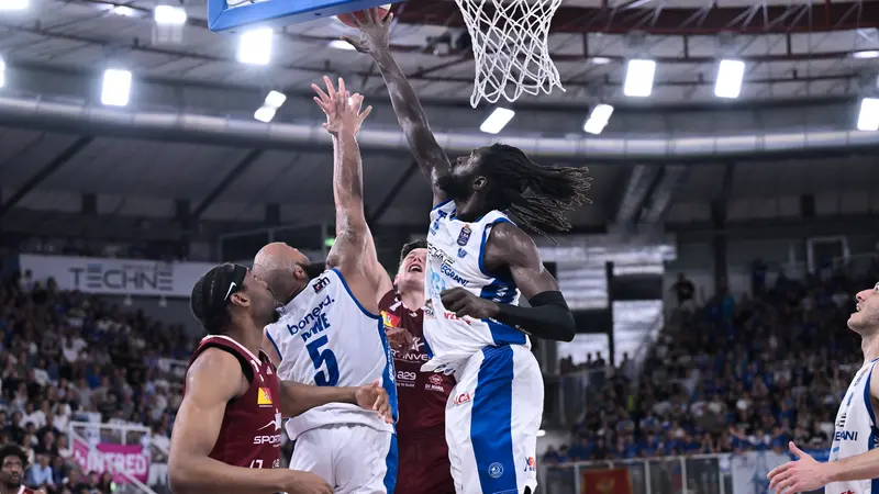 Una delle stoppate di Ndour - Foto New Reporter Checchi © www.giornaledibrescia.it