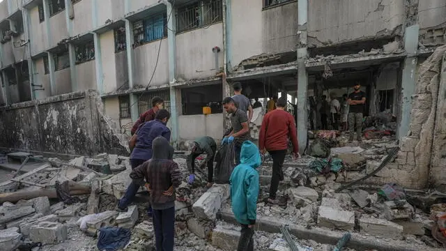 epa12136488 Internally displaced Palestinians inspect the rubble at the Al Jerjawi school following an Israeli airstrike in the Al Daraj neighborhood of Gaza City on 26 May 2025. According to the Palestinian Health Ministry in Gaza over 30 Palestinians were killed in the airstrike in the early hours of the morning. More than 53,900 Palestinians have been killed in the Gaza Strip, according to the Palestinian Ministry of Health, since Israel launched a military campaign in the strip in response to a cross-border attack led by the Palestinian militant group Hamas on 07 October 2023, in which about 1,200 Israelis were killed and more than 250 taken hostage. EPA/MOHAMMED SABER