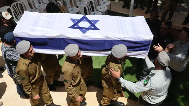 epa12118799 ​Israeli soldiers carry the coffin of the late Israeli Sgt. Yosef Yehuda Chirak during his funeral in Mount Herzl in Jerusalem, 20 May 2025. According to the Israeli Defence Forces (IDF), Sgt. Yosef Yehuda Chirak was killed while fighting in northern Gaza. The IDF has announced the launch of broad operations in the Gaza Strip called ''Gideon Chariots'' aimed at putting pressure on Hamas to release the remaining 58 Israeli hostages still held in captivity. EPA/ABIR SULTAN