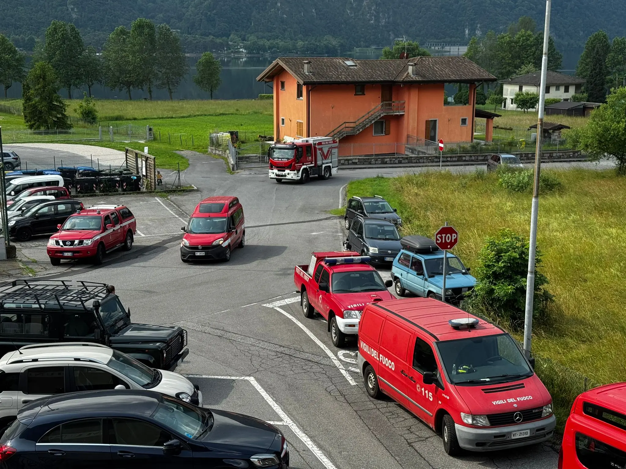 I mezzi di soccorso al campo sportivo di Anfo