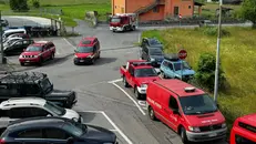 I mezzi di soccorso al campo sportivo di Anfo