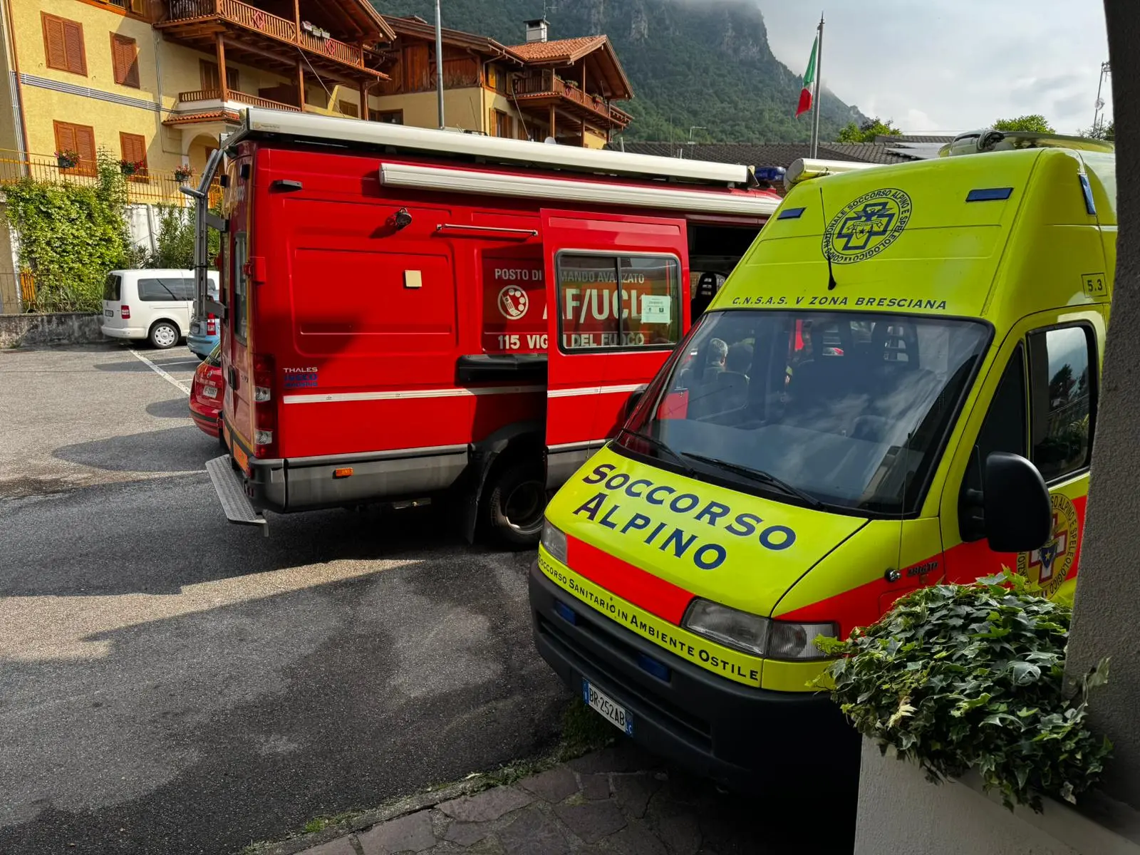 I mezzi di soccorso al campo sportivo di Anfo