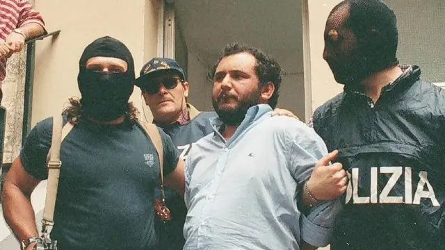 Giovanni Brusca condotto in carcere dopo la sua cattura, il 21 maggio 1996. ANSA / FRANCO LANNINO