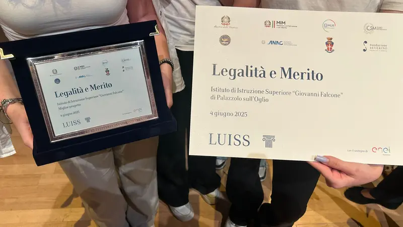 La targa consegnata agli studenti dell'Istituto Falcone di Palazzolo