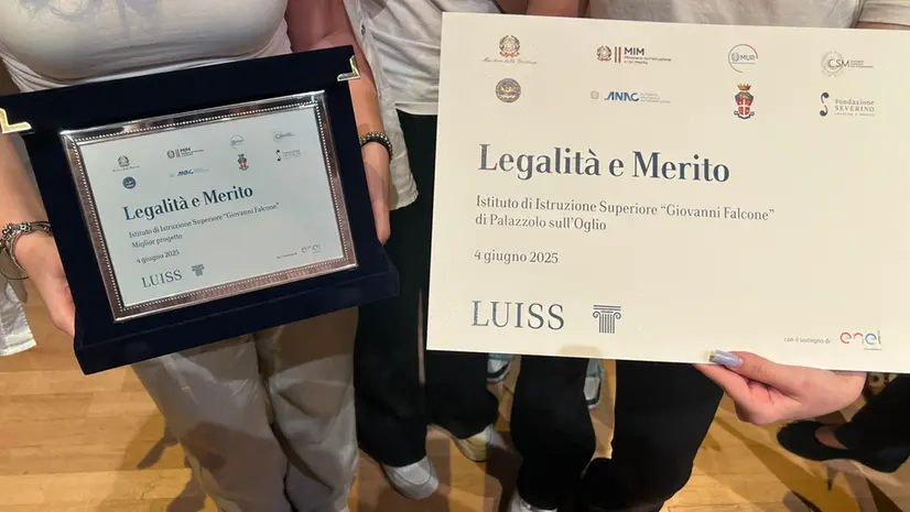 La targa consegnata agli studenti dell'Istituto Falcone di Palazzolo