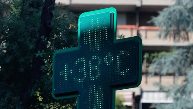 Termometro insegna di ina farmacia, Roma 10 Luglio 2023. ANSA/GIUSEPPE LAMI