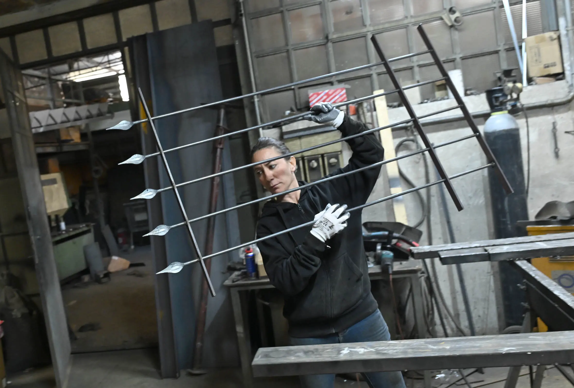 Pieranna Girelli al lavoro nell'officina di famiglia in via Milano