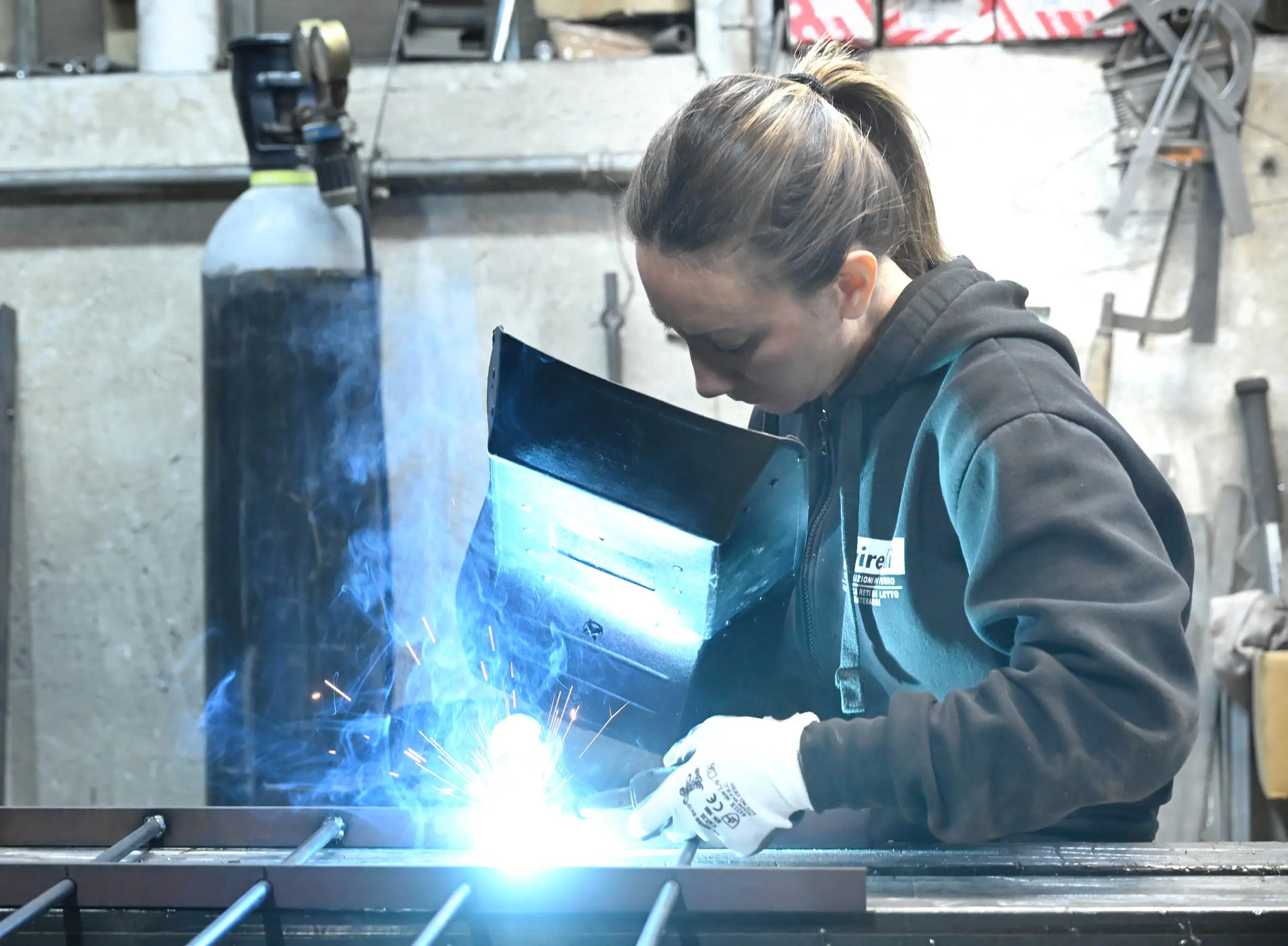 Pieranna Girelli al lavoro nell'officina di famiglia in via Milano