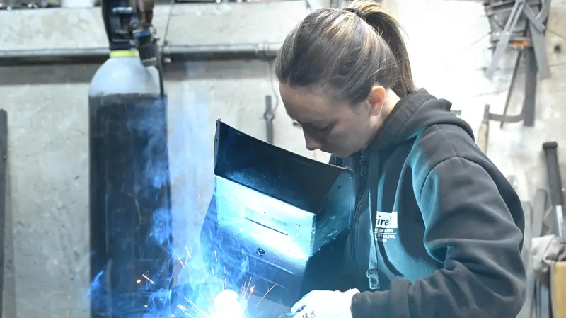 Pieranna Girelli al lavoro nell'officina di famiglia in via Milano