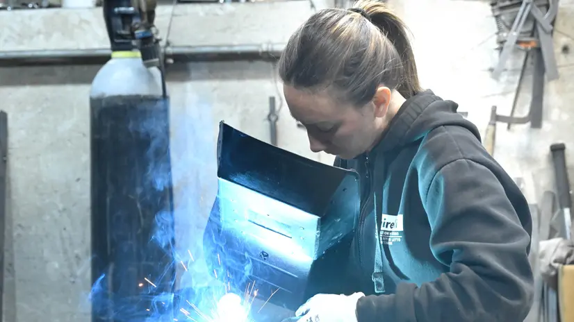 Pieranna Girelli al lavoro nell'officina di famiglia in via Milano