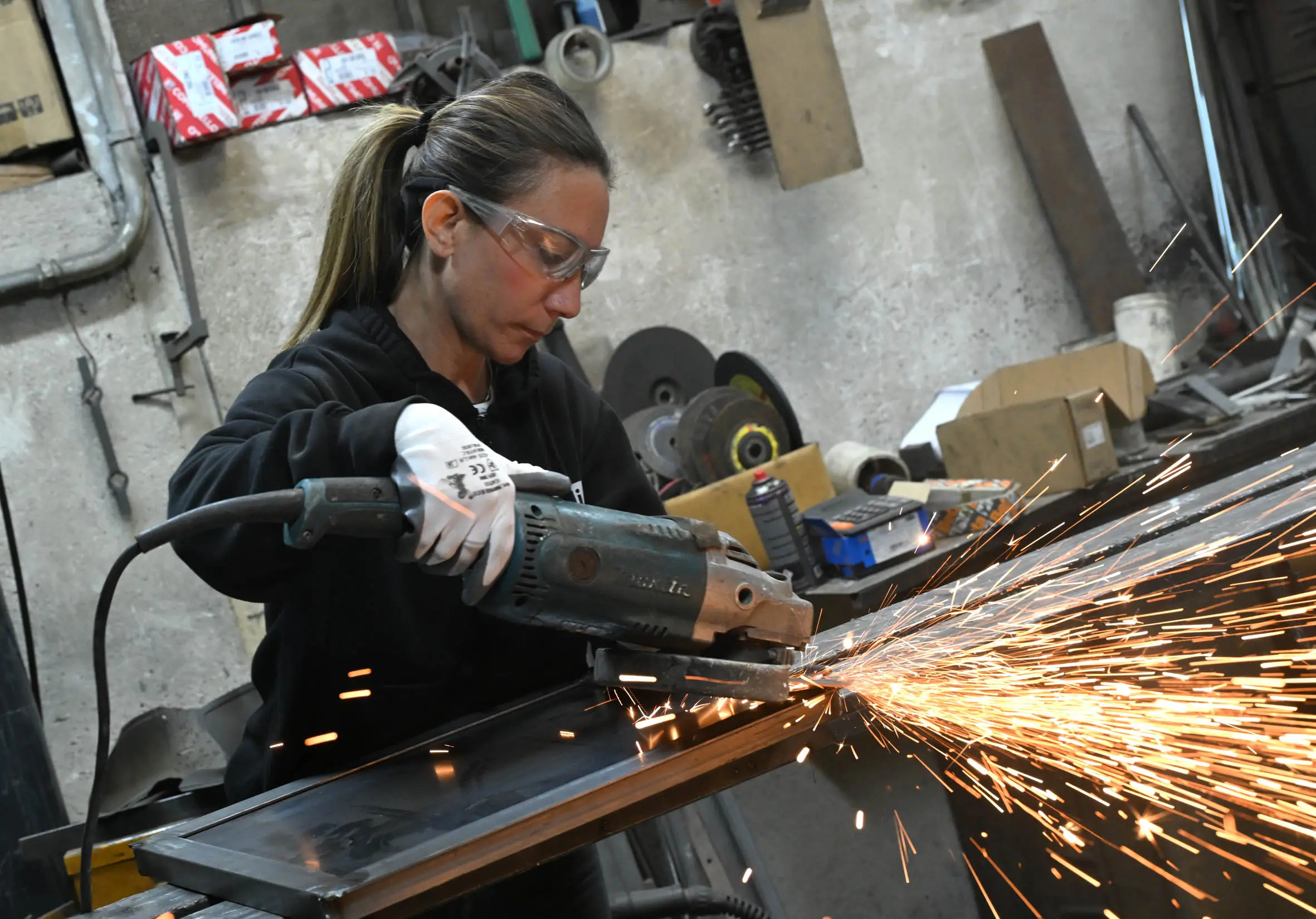 Pieranna Girelli al lavoro nell'officina di famiglia in via Milano