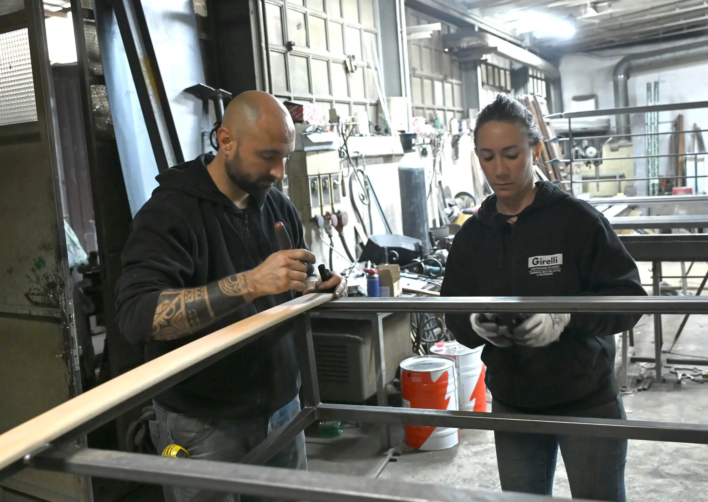 Pieranna Girelli al lavoro nell'officina di famiglia in via Milano