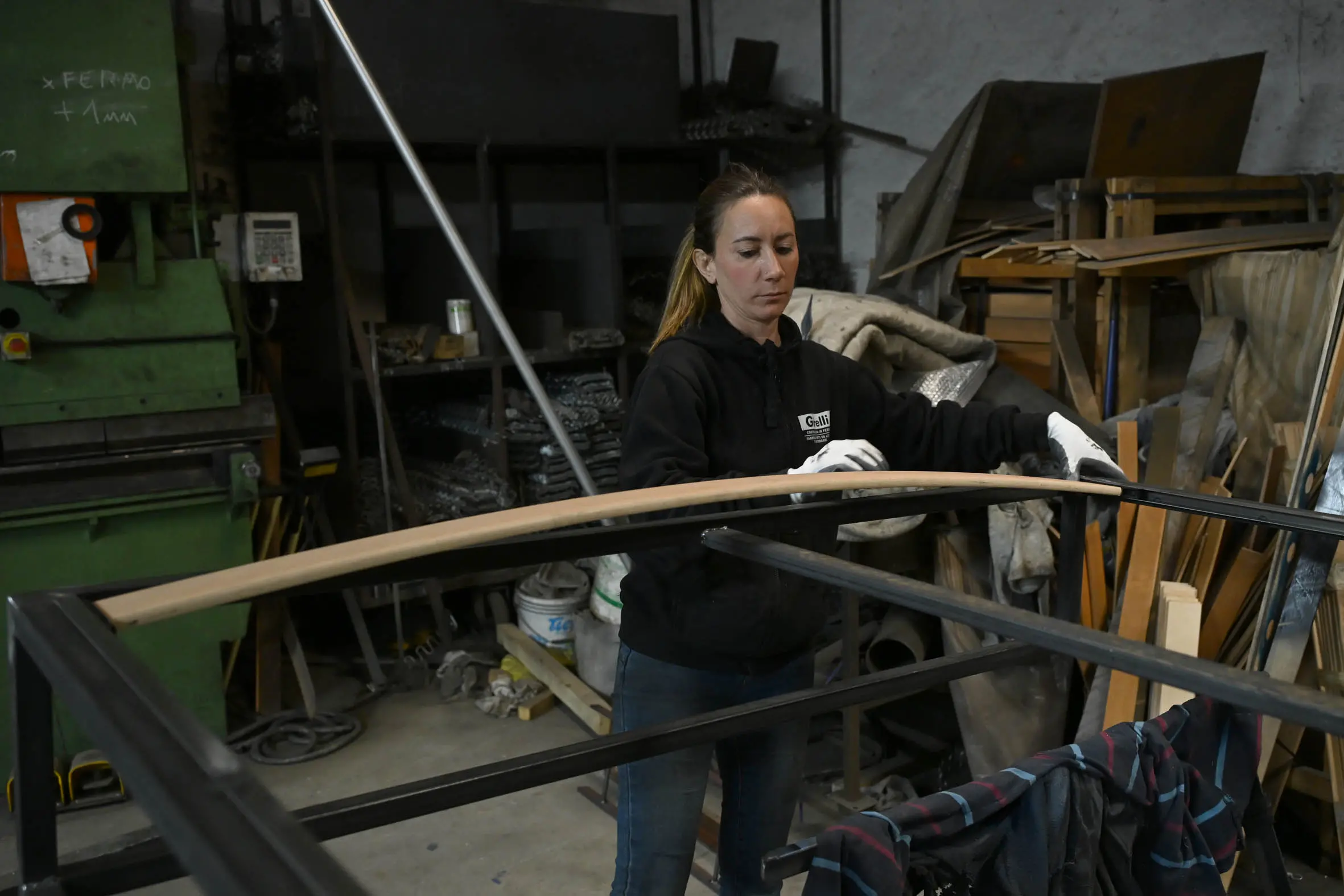 Pieranna Girelli al lavoro nell'officina di famiglia in via Milano