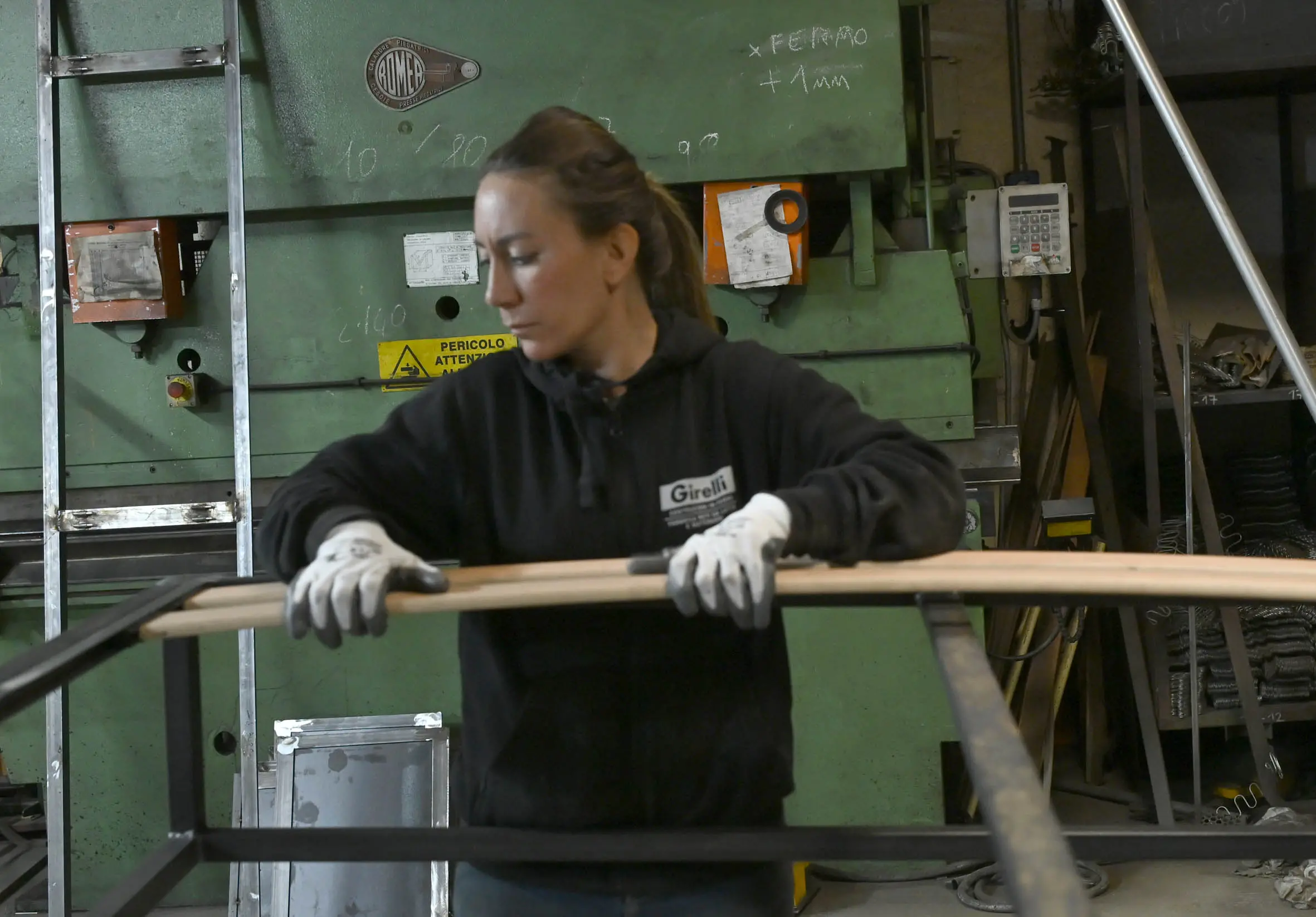 Pieranna Girelli al lavoro nell'officina di famiglia in via Milano