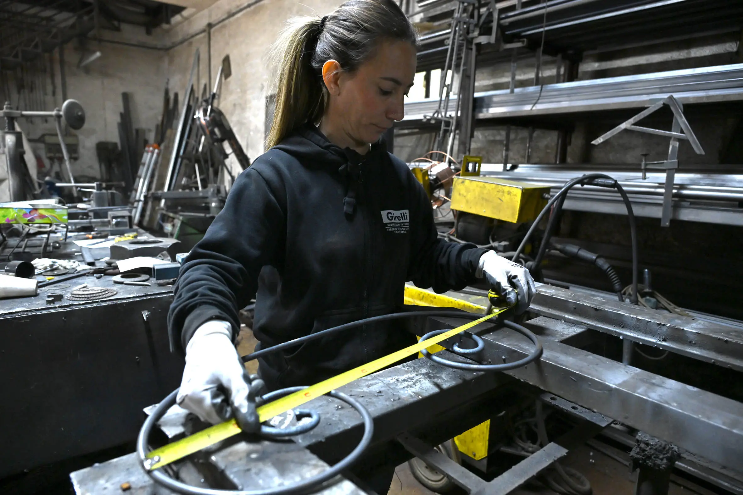 Pieranna Girelli al lavoro nell'officina di famiglia in via Milano