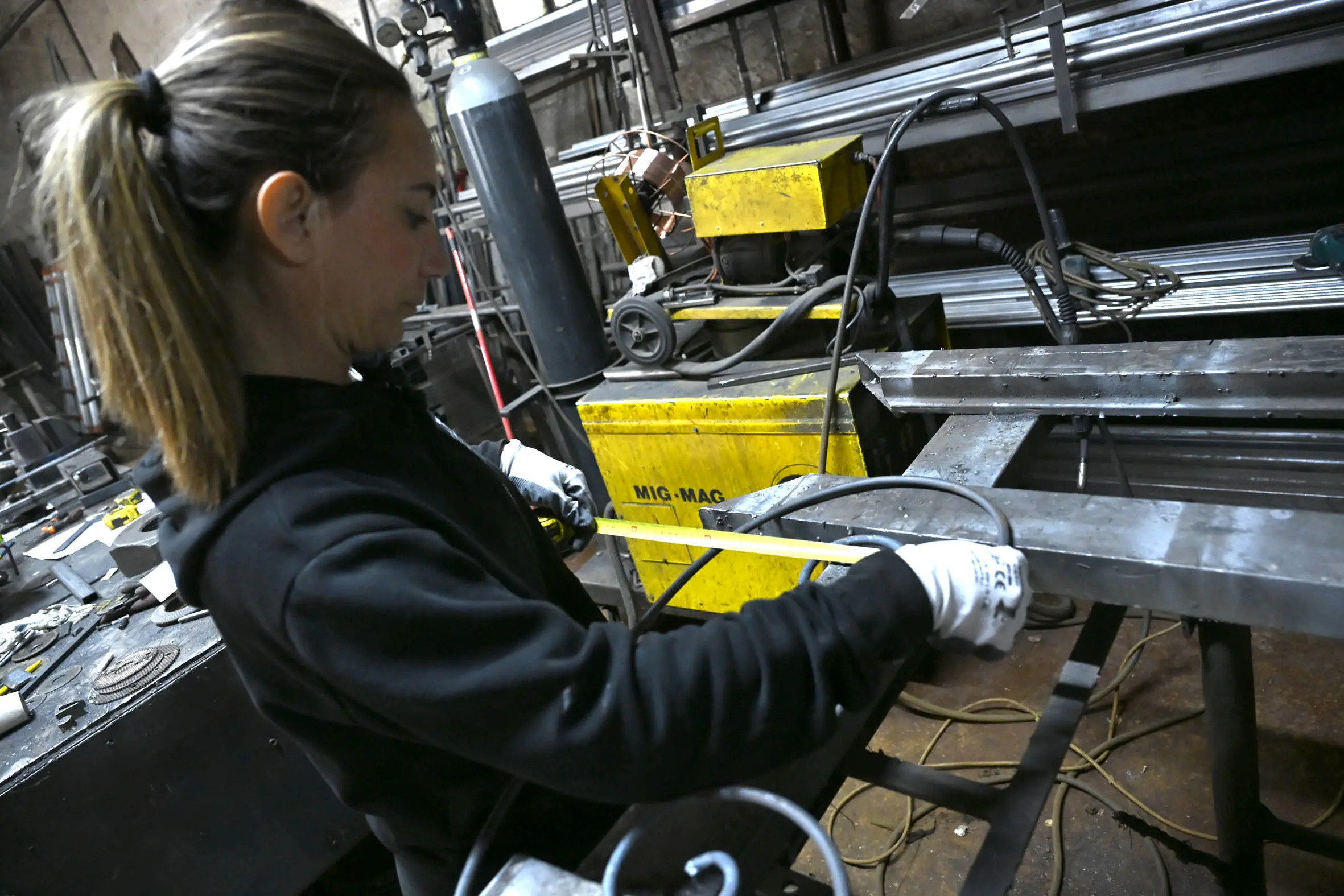 Pieranna Girelli al lavoro nell'officina di famiglia in via Milano