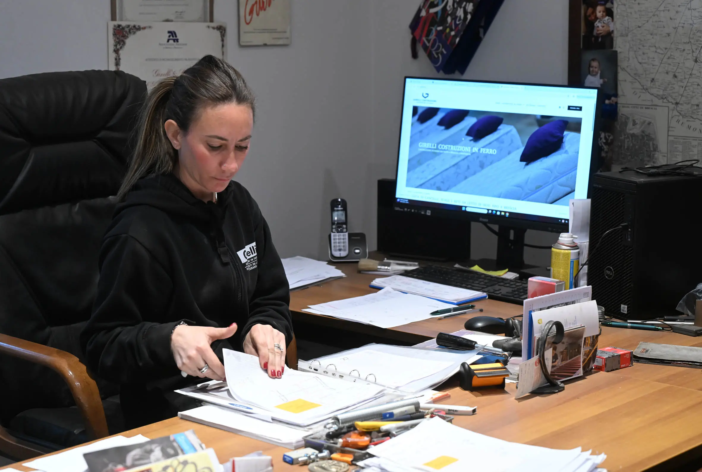 Pieranna Girelli al lavoro nell'officina di famiglia in via Milano