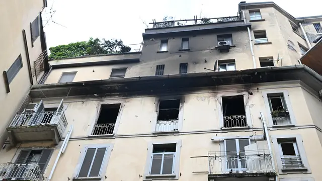 L'edificio dove ieri sera una donna di 48 anni si è lanciata dal quinto piano per fuggire all'incendio divampato la scorsa notte nel suo palazzo, in viale Abruzzi 64, a Milano, ed è morta qualche ora dopo essere stata trasportata in condizioni gravissime in ospedale, Milano, 5 giugno 2025. ANSA/DANIEL DAL ZENNARO