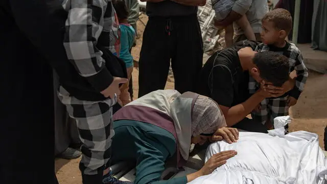 epa12102872 Relatives mourn next to the body of their loved one at the Indonesian Hospital after an Israeli airstrike on Jabalia's Al-Tawba Medical Clinic, in Bait Lahia, northern Gaza Strip, 15 May 2025. At least 15 Palestinians were killed in the strike, according to Palestinian news agency WAFA. More than 52,900 Palestinians have been killed in the Gaza Strip, according to the Palestinian Ministry of Health, since Israel launched a military campaign in the strip in response to a cross-border attack led by the Palestinian militant group Hamas on 07 October 2023, in which about 1,200 Israelis were killed and more than 250 taken hostage. EPA/HAITHAM IMAD